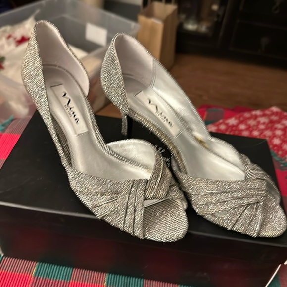 Nina silver heels with slight gold sheen. 6 1/2 M.  Worn a few times. Gorgeous. - Picture 1 of 5